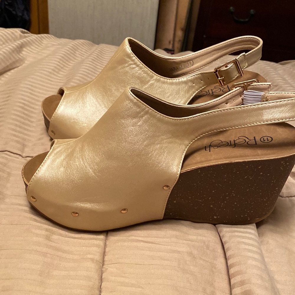 Refresh wedge light gold sandals